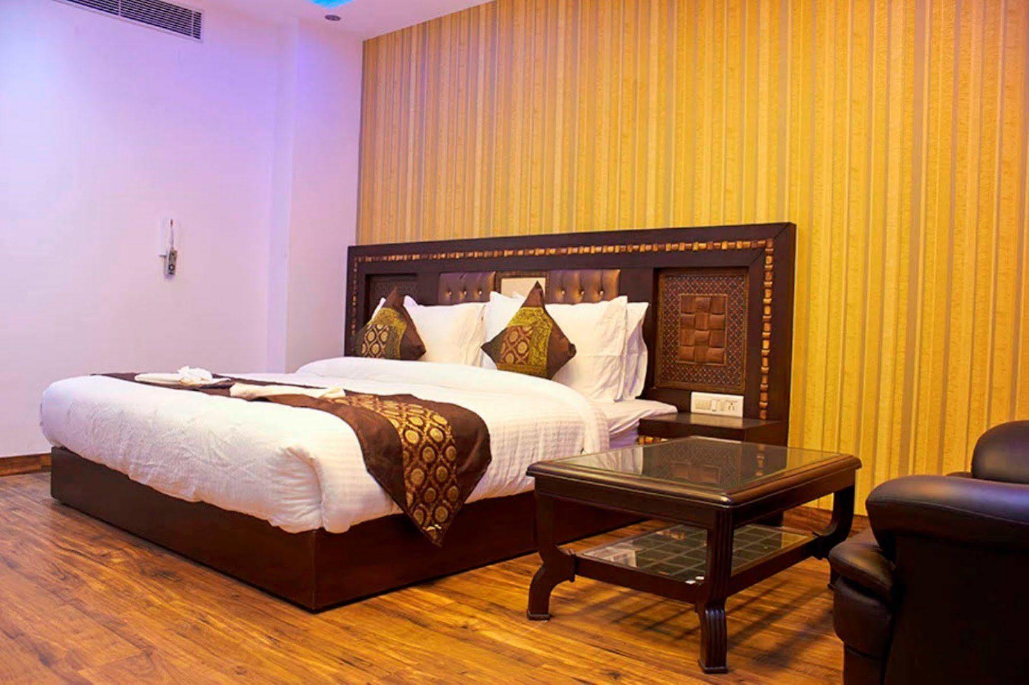 Hotel Waterfall Delhi  Exterior foto